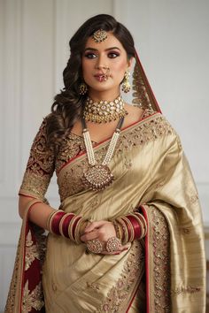 A photo of a Pakistani bride wearing a deep red Banarasi saree with intricate golden zari work. Golden Sarees For Wedding, Golden Bridal Saree, Golden Banarasi Saree, Red Banarasi Saree, Golden Saree, Pakistani Wedding Dress, Pakistani Bride, Pakistani Bridal Wear, Red Saree