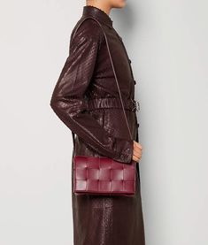 Bottega Veneta Cassette Bag, Italy Logo, Bottega Veneta Cassette, Style Inspiration Summer, Iconic Bags, Womens Crossbody Bag, Modern Fashion, Bago