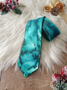 #pinterest #silktie #emerald #giftidea #mensformaloutfit #formaloutfit #mensfashion #necktie #giftforboyfriend #giftforhusband #christmasgift #christmasgiftformen Tie Men's, Unique Gifts For Men, Emerald Color, Gift Ideas For Men