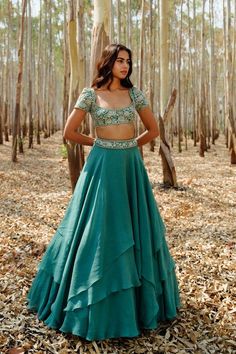 Zari Lehenga, Flared Skirt Pattern, Layered Lehenga, Lengha Blouse Designs, Mehendi Outfits, Anarkali Dress Pattern, Gaun Fashion