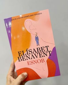 a person holding up a book in front of their face with the title el fisabet benavent esnobb