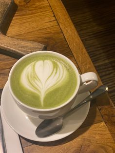 Matcha latte Green Cooking Aesthetic, Matcha Coffee Aesthetic, Matcha Drink Aesthetic, Matcha Latte Aesthetic, Matcha Coffee, Matcha Aesthetic, Espresso Martini Recipe, Matcha Latte Recipe, Matcha Drink