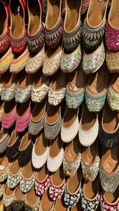 Punjab Aesthetic, Pakistani Shoes, Baggy Jeans For Women, Bridal Jewellery Inspiration, Indian Shoes, Pretty Sandals