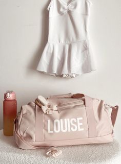 Give your child the ideal companion for their extracurricular activities! This personalized sports bag in blush pink is elegant and ultra-practical. With several pockets, it offers organized storage space for all your belongings. A special waterproof pocket is provided to slip in sneakers or any other equipment, thus avoiding mixing clean and wet items. Personalize this bag with your child's first name for a unique touch! Whether for sports, dancing or going out, this bag will quickly become his Extracurricular Activities, Organized Storage, Rose Blush, Extra Curricular Activities, Travel Duffel, Duffel Bags, Duffel Bag Travel, First Name, Kids Sports