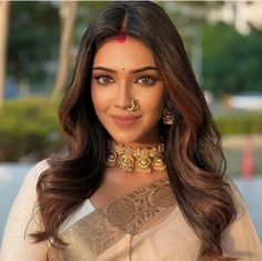 Simple Indian Bride Look, Married Women In Saree, Bridal Makeup For Dusky Skin Indian, Sindoor Look Hairstyle, Sindoor Looks Indian, Indian Brides Makeup, South Indian Makeup, Maharashtrian Bride, Indian Makeup Looks