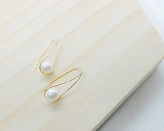 In a modern, minimalist twist on classic freshwater pearl earrings, this 18-karat-gold pair threads through your lobes and curves elegantly along your hairline.details: 18k solid yellow gold 27.5mm drop thread-through style pearl size 7-8mm freshwater pearl Minimalist Pearl Drop Threader Earrings, Minimalist White Pearl Earrings In 14k Gold, Minimalist 14k Gold White Pearl Earrings, Minimalist Teardrop Pearl Earrings, Minimalist Gold Pearl Threader Earrings, Gold Minimalist Pearl Earrings, Freshwater Pearl Earrings, Freshwater Pearls Earrings, Pearl Size