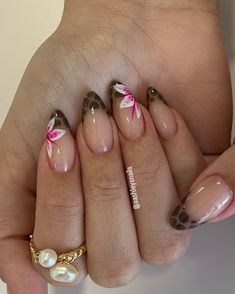 Aesthetic Nails With Flowers, Nail Inspo Mexico, Simple Gel Polish Designs, Nail Mood Board, Kalogeras Sisters Nails, Almond Cute Nails, Cute Almond Nails Design, Vietnam Nails, Cat Eye Almond Nails