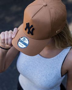 New Era Cap Outfit Woman, Ny Yankees Hat Outfit, New Era Cap Outfit, New Era Cap Outfit Men, Cap Outfit Men, Bone New Era, Ny Yankees Hat, Mens Accessories Necklace, Ny Cap