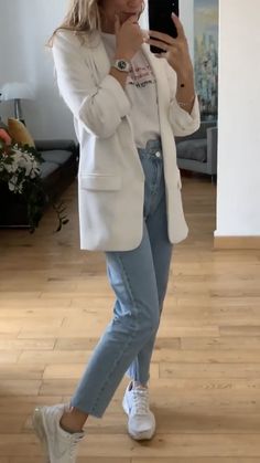 Outfit Con Jeans Bianchi, White Blazer Outfit Casual Street Styles, Outfit Blazer Blanc, Casual White Blazer Outfit, Outfit Saco Blanco, White Blazer Outfit Dressy, Outfits Con Jeans