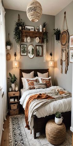 34+ Stunning Bedroom Ideas for Small Rooms (9) Bedroom Design Boho Chic, Tiny Room Decoration, How To Style A Small Room, Boho Bedroom Small Room, Boho House Decor Bedroom, Small Bedroom Style Ideas, Very Small Room Ideas Bedrooms, Boho House Inspiration, Boho Bedroom Small Spaces