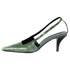 Iconic, these heels were designed by Tom Ford, the creative director of Gucci, for the S/S 1998 collection. The small/kitten heels feature a pointed toe made of green crocodile/alligator. A clear crystal "G" is also placed on the back of the right heel. These crocodile heels are finished with a leather insole, and the shoe has a simple strap. Alessandro Michele brought back a variation of this design for the Fall 2021 collection, solidifying its position as a highlight in Gucci's history. Approx Gucci By Tom Ford, Small Kitten, Tom Ford Gucci, Green Crocodile, Luxury Lifestyle Fashion, Gucci Heels, Green Heels, Fancy Shoes, Shoe Inspo