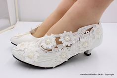 Brautschuhe | Pumps Brautschuhe Marian mit Blumen Applikationen | Brautmode 2025 Online Shop Brautkleider Hochzeitskleider Standesamtkleider Brautschuhe Accessoires Braut Bolero Tiara Brauttasche Brautschmuck