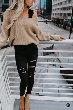 Blue Ripped Jeans Outfit, Ripped Jeans Outfit Fall, Black Jeans Outfit Fall, 30s Outfits, Fall Blue, Ripped Jeans Outfit, Jeans Outfit Fall, California Outfits, Torn Jeans