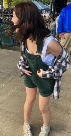 flannels and overalls as far as the eye can see 💚 Noah Kahan Concert Outfit Winter, Overalls Concert Outfit, Noah Kahn’s Concert Outfit, Overalls With Flannel, Wallows Concert Outfit, Noah Kahan Concert Outfit, Noah Khan, Growing Sideways, Noah Kahan Concert