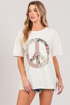 Sage+Fig Solid Color Top with Floral Peace Sign Applique in Cream Umgee Clothing, Daisy Patches, Applique Top, Umgee Dress, Floral Patches, Umgee Tops, Love Clothing, Floral Applique, Plus Dresses