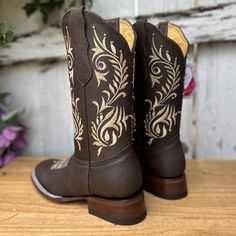 The price INCLUDES taxes and shipping to anywhere in the United States.
This is the SB-800 western boot for women, featuring an elegant choco color that serves as a background for a delicate floral embroidery on the shaft, enhanced with studs. The leather upper ensures superior quality and a comfortable fit, while the leather lining and cowhide sole provide durability and support. Made in León, Mexico, this boot combines the traditional beauty of embroidery with a modern touch, making it a uniqu Rodeo Boots, Traditional Beauty, Western Boots Women, Western Boot, Western Wear, Western Boots, Western Fashion, Floral Embroidery, Womens Boots