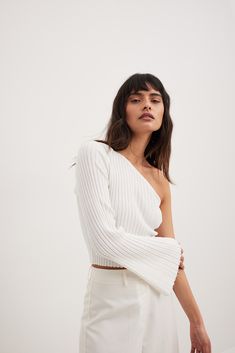 This top features a ribbed, elasticized fine knit. It has cropped length and a one sleeve design with a wide cut. One Sleeve Top, Wide Sleeve Top, Modeling Poses, Capsule Closet, Frill Tops, Future Fashion, Mode Online, Fine Knit, Wide Sleeves