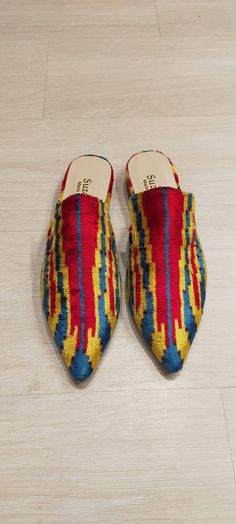 Silk slippers made entirely of handcrafted silk woven ikat fabric.all numbers available.made with first class products.silk ikat made of loom weaving is used. Silk Slippers, Ikat Scarf, Diy Clothes Bag, Cute Shoes Heels, Ikat Design, Silk Ikat, Ikat Fabric, Foot Jewelry, Loom Weaving