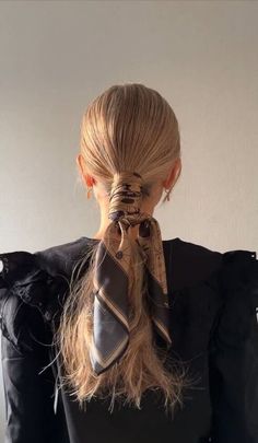 Scarf Ponytail Hairstyles, Wearing Scarves, A Hairstyle, Silk Scarf Hair, Hair Scarf Styles, Winter Hairstyles, Life Tips, Beauty And Lifestyle