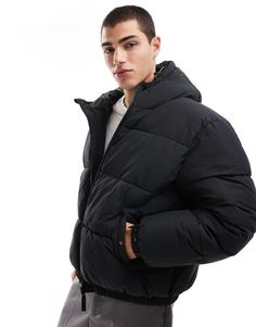 Jakker og frakker fra Bershka Uundværlig til de kølige dage Vatteret design Fastsat hætte Høj krave Sidelommer Regular fit Men’s Winter Coat, Winter Outfits Men Streetwear, Winter Coat Men, Puffer Jacket With Hood, Outfits Men Streetwear, Destination Dress, Men Streetwear, Black Puffer Jacket, Winter Outfits Men