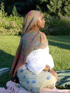 Pashmina Hijab Aesthetic, Boho Hijab Outfit, Earthy Hijabi, Colorful Hijab Outfits, Pashmina Hijab Outfit, Hijabi Picnic, Hijabi Photoshoot, Pashmina Outfit, Printed Hijab