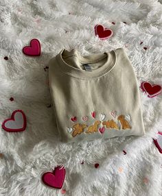 Celebrate Valentine's Day with these super cute dinosaur nuggets! Similar to our viral Christmas version, this time our dinosaur nuggets are surrounded with love and hearts! This super comfortable sweatshirt is fleece lined and will become your new favorite go to! 💕 This sweatshirt is available in 6 colors:  ✨ Hot Pink ✨ Charcoal ✨ Black ✨ Sand ✨ Navy ✨ Pink If there is a color you have in mind other than the ones available, send me a message and I can help! -Sweatshirt brand: Gildan  -Sizes av Crewneck Design Ideas, Preppy Christmas Outfit, Dino Nuggets, Manifesting Board, Valentines Galentines, Friends Cute, Gifts For Her Birthday, Christmas Gifts For Girlfriend, Crewneck Design