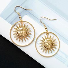 The Sun And Moon, Sun Earrings, Womens Earrings, Earrings Ideas, Diamond Cluster Earrings, Sun Face, Geode Earrings, Types Of Earrings, Vintage Sun