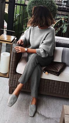 Chic Grey Rib Sweater Style Casual Chic, Stil Boho, Outfit Chic, Traje Casual, Fashion Trends Winter, Mode Casual, Fashion Business, Winter Mode