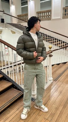 Polo Puffer Jacket Outfit, Men’s Puffer Jacket Outfit, Winter Outfit Men Casual, Zara Man Aesthetic, Grey Puffer Jacket Outfit Men, Olive Green Men Outfit, Streetwear Winter Outfits Men