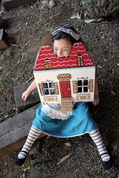 21 Children's Book Characters Born To Be Halloween Costumes (Great ideas for all you parents who have kids in schools where Halloween has transformed into "Literature Day.") Diy Fantasia, Children's Book Characters, Alice Costume, Clever Halloween, Clever Halloween Costumes, Alice In Wonderland Costume, Diy Costumes Kids, Diy Halloween Costumes For Kids, Book Week Costume