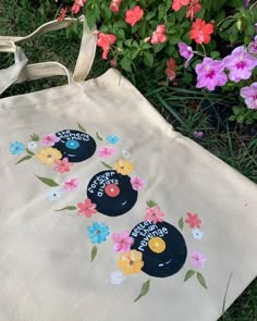 Paint Tote Bags Ideas, Toat Bags Painted, Cute Bag Painting Ideas, Diy Totebag Paint, Taylor Swift Totes, Taylor Swift Inspired Tote Bag, Totebag Painting Ideas Taylor Swift, Taylor Swift Sorority Canvas, Taylor Swift Bag Ideas