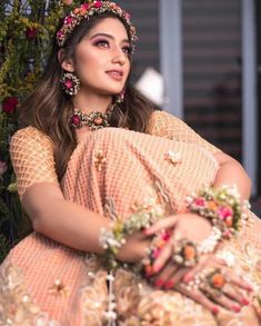 Flower Jewellery For Mehndi, Wedding Outfits For Groom, Bridal Makeup Images, Indian Bridal Photos, Bridal Photography Poses, Bride Photography Poses, Bride Photoshoot, Wedding Photoshoot Poses, Indian Wedding Photography Poses