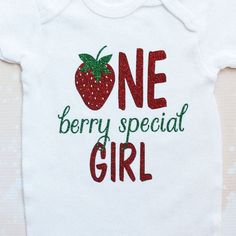 Personalized Fitted Onesie For Birthday, Fitted Onesie For First Birthday, First Birthday Fitted Bodysuit With Letter Print, First Birthday Bodysuit With Letter Print, Cute Personalized Onesie For Birthday, Cute Birthday Bodysuit With Name Print, Birthday Fitted Letter Print Bodysuit, Cute Bodysuit With Name Print For Birthday, Fitted Short Sleeve Onesie For Birthday