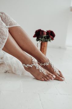 Inspired by natural shapes and movement. A glistening leafy vine encircles the ankle in the most elegant of ways. This handcrafted piece combines delicate pearl beads and rhinestone crystals to sparkly effect yet still remains alluringly delicate in feel. Complete with extension chain and lobster clasp for a perfect fi Soleless Sandals, Pearl Barefoot Sandals, Bridal Foot Jewelry, Barefoot Sandals Wedding, Beach Wedding Sandals, Beach Wedding Sandals Barefoot, Beach Wedding Shoes, Crochet Barefoot Sandals, Barefoot Sandal