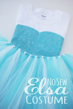 a blue and white dress with the words no sew elsa costume on it