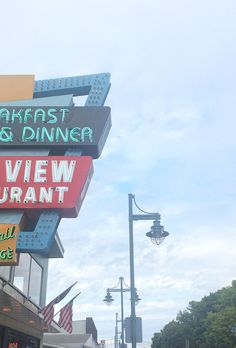 a view of the outside of a fast food restaurant