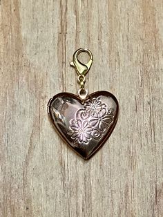 Heart - antique style brass locket / pendant on 18K gold plated lobster claw clasp. Vintage, never used. Like a new . Material- enamel brass , 18K gold plated lobster claw clasp. Size - 30 mm / 45 mm All our vintage jewellery and accessories are clean and sanitized. Thank you. MYCOPSHOP - antique/vintage/contemporary art /craft /jewellery /collectable /ephemera . Ship item fast , contact easy, good price , nice finding. Running by JFK. Unique Locket, Map Jewelry, Gold Heart Locket, Pendant Locket, Essential Oil Necklace Diffuser, Sterling Silver Locket, Glass Locket, Heart Locket Necklace, Jewelry Lockets