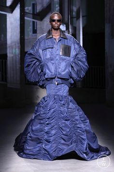 Fashion Proportions, Streetwear Avant Garde, Deconstructed Streetwear, Experimental Clothing, Runway Streetwear, Denim Avant Garde Fashion, Deconstructed Fashion, Givenchy Runway, Deconstruction Margiela