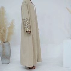 Spring Beige Long Sleeve Abaya, Spring Abaya With Floral Embroidery, Spring Long Abaya With Floral Embroidery, Spring Floral Embroidered Long Abaya, Spring Floral Embroidered Abaya, Arabian Women, Open Abaya, Fashion Embroidery, Comfortable Outfit