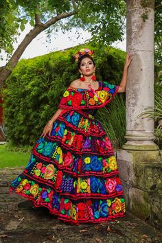 Mexican Flower Dress, Mexican Dresses Traditional Embroidery, Mexican Women Outfit, Mexican Dress Up, Traditional Mexican Dresses, Ballet Folklorico Dresses, Mexican Fashion Traditional, Mexico Traditional Dress, Mexican Photoshoot