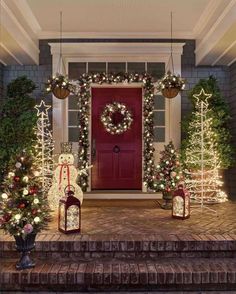 Porch Christmas Lights, Best Outdoor Christmas Decorations, Outdoor Christmas Decoration Ideas, Christmas Entry, Outside Christmas Decorations, Christmas Displays, Christmas Decoration Ideas, Christmas Front Doors