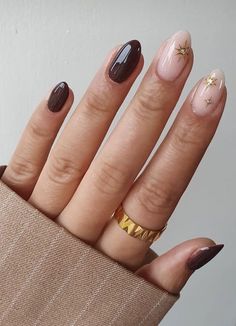 Short Nails For January, Modern Elegant Nails, Simple New Years Nails Acrylic, Gel Nail Designs Winter 2023, Short Round Nye Nails, Minimal New Years Nails, Winter Chic Nails, Mixed Metals Nails, Boho Short Nails