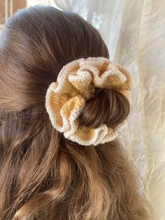 a close up of a woman's hair with a crochet scrunch