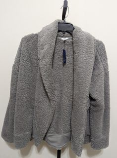 Elevate your winter wardrobe with this stunning Crown & Ivy women's gray open cardigan sweater in size XL. Crafted from soft and fluffy sherpa fabric, this sweater is perfect for travel, parties, casual outings, and workwear. The solid pattern, long sleeves, and round neckline add a touch of classic elegance to your look. This cardigan features casual sleeves, polyester material, and machine-washable garment care. The bohemian, designer, and classic theme, along with the Belle character, make it Sherpa Fabric, Open Cardigan Sweater, Modern Women, Open Design, Classic Theme, Open Cardigan, Solid Pattern, Classic Elegance, Winter Wardrobe