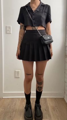 Goth Summer Outfits, Summer Goth Outfits, Cute Halloween Wallpaper, Skater Skirt Outfit, Black Tennis Skirt, Tennis Skirt Outfit, Summer Outfits 2024, Summer Goth