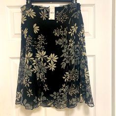 New Floral Black And Grey Skirt. Size 2 Length 25” Side Zipper Closure Flowery Outfits, Thrift Clothes, Skirt Aesthetic, Fashion Staples, Black Floral Skirt, Style Moodboard, Style Bundle, Grey Skirt, Thrifted Outfits