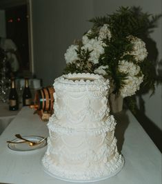 @madalynnlyoungphotography marieantoinette weddingcake classic Timeless Bride, British Wedding, Classic Wedding Cake, Wedding Cakes Vintage, Brooklyn Wedding, Future Wedding Plans, Wedding Cake Inspiration, Classy Wedding, Dress Designer