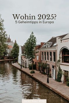 a river running through a small town next to tall buildings with the words, wohn 205? 5 gehentips in europe