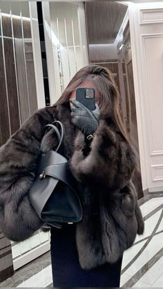 Designer Scarf Outfit Winter, Old Money Fur Coat, Fur Aesthetic Outfit, Fur Outfit Aesthetic, Winter Old Money, Old Money Winter, Makijaż Smokey Eye, Winter Mode