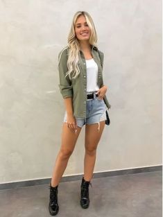 Look Com Shorts Jeans, Outfit Con Shorts, Women's Summer Outfits, Pencil Skirt Outfits Casual, Outfit Botas, Outfits Con Jeans, Models Off Duty Style, Outfit Primavera